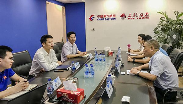 7月9日，集團公司董事長李漢東、副總經(jīng)理龔勇一行前往上航假期國際旅行社總部，拜訪上航假期總經(jīng)理靳黎軍，雙方就下一步開展更加深入的合作進行了洽談。市場營銷部、經(jīng)營管理部相關(guān)負責(zé)人陪同參加。.png