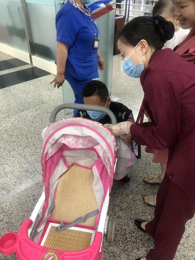圖片1.png“真情服務(wù)”是讓旅客更加安心、放心、舒心的出行。行查室作為部門進(jìn)港服務(wù)的最后一個(gè)環(huán)節(jié)，在日常工作中也很注重服務(wù)細(xì)節(jié)。6月10日，行查室工作人員幫助旅客打開嬰兒車，為她排憂解難。.png