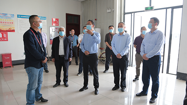 1651215165524256.jpg 市政協(xié)副主席趙朝暉在綿陽機(jī)場視察監(jiān)督2.jpg