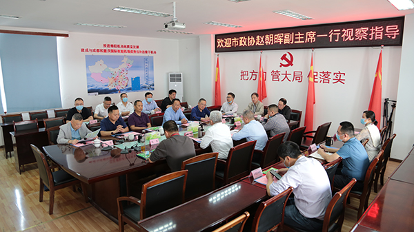 1651215174107093.jpg 市政協(xié)副主席趙朝暉在綿陽機(jī)場視察監(jiān)督3.jpg