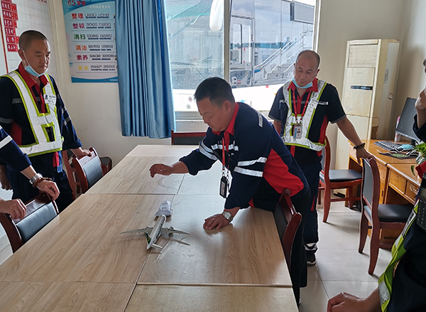 1651740848535788.jpeg 機務保障部開展牽引車失效桌面應急演練.jpeg