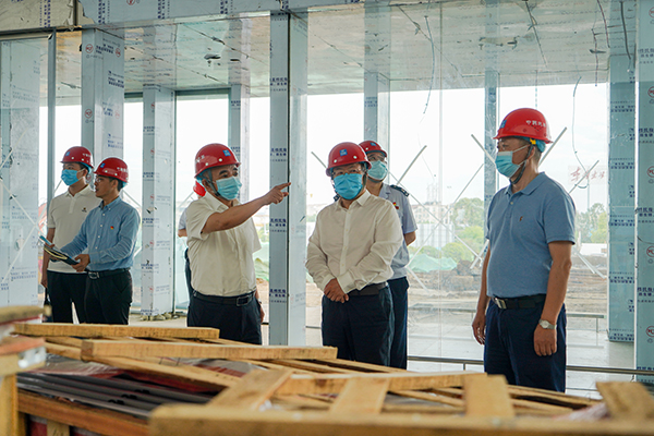 1653619548140602.jpg 經(jīng)開區(qū)黨工委調(diào)研綿陽機(jī)場(chǎng)T2航站樓項(xiàng)目建設(shè)情況.jpg