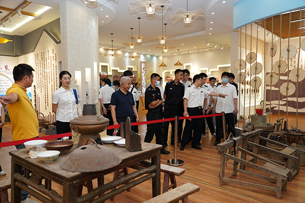 “助力鄉(xiāng)村振興，踐行艱苦奮斗” 將新員工黨性教育活動搬到對口幫扶村.jpg