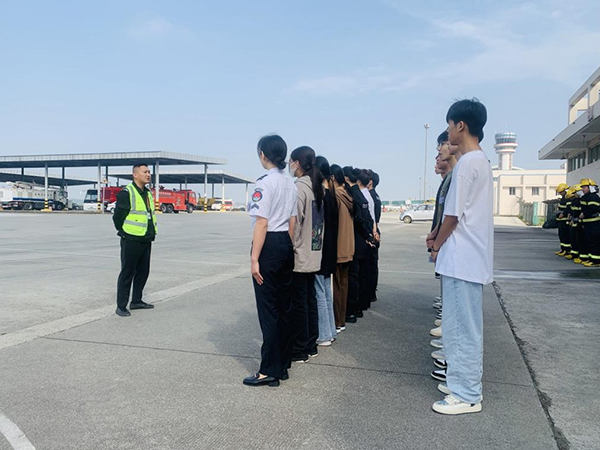 綿陽機(jī)場(chǎng)安檢站對(duì)閬中機(jī)場(chǎng)、民航校  實(shí)習(xí)生開展軍訓(xùn).png