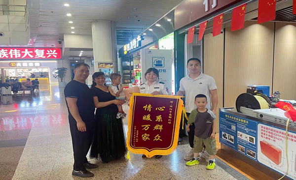 心系群眾，情暖萬家—— 綿陽機(jī)場安檢站暖心服務(wù)獲錦旗.png