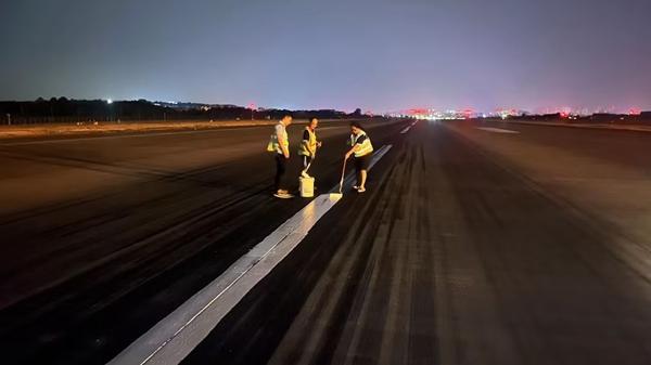 深夜，航班結(jié)束后，工作人員對跑道中心線進(jìn)行復(fù)新_副本.jpg